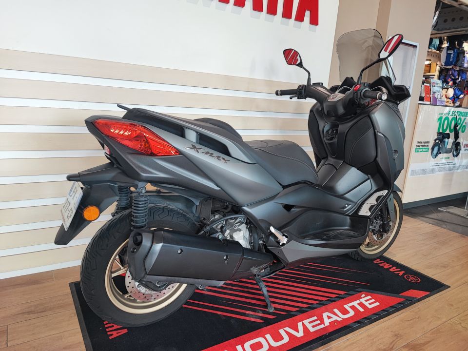 YAMAHA XMAX 300 Tech Max 1