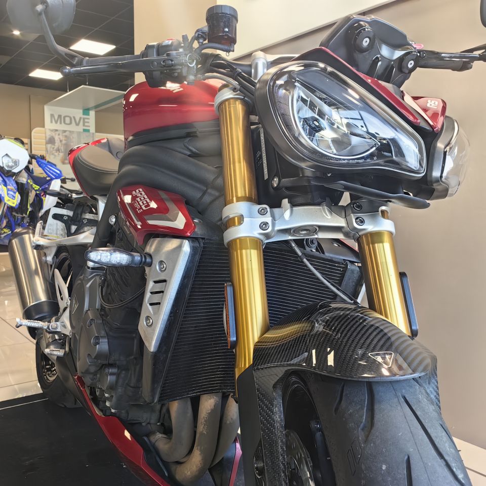 TRIUMPH SPEED TRIPLE 1200 RS 2
