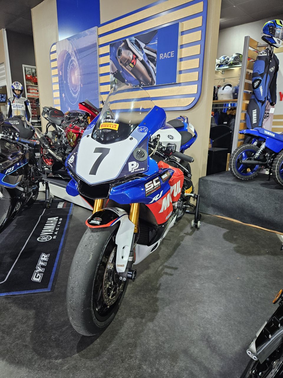 YAMAHA YZF 1000 R1 4