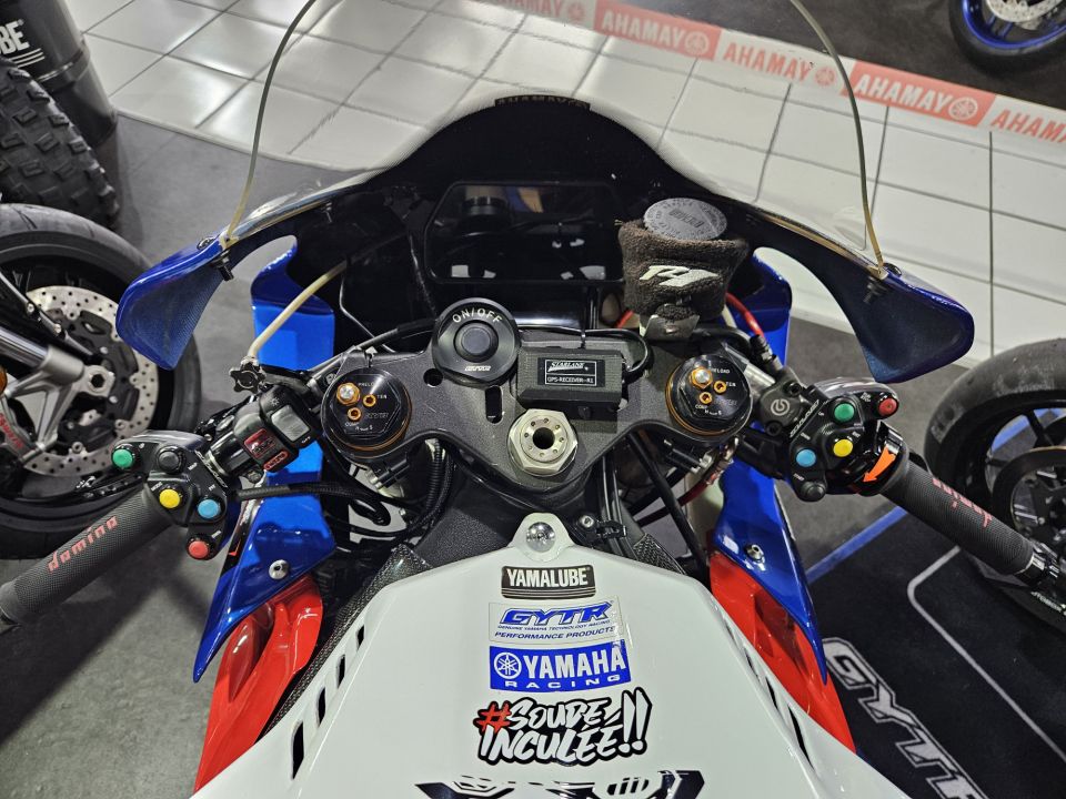 YAMAHA YZF 1000 R1 8