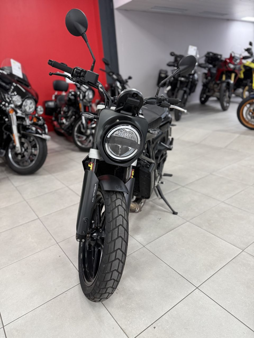 HUSQVARNA SVARTPILEN 701 9