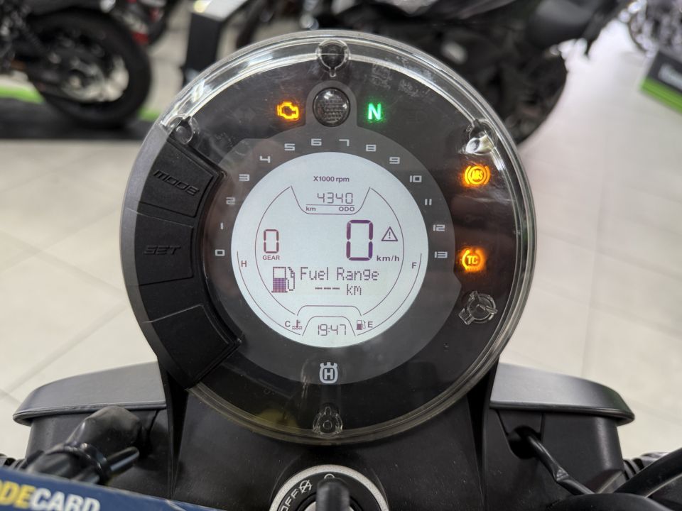 HUSQVARNA SVARTPILEN 701 27