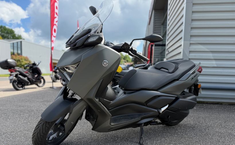 YAMAHA XMAX 300 0