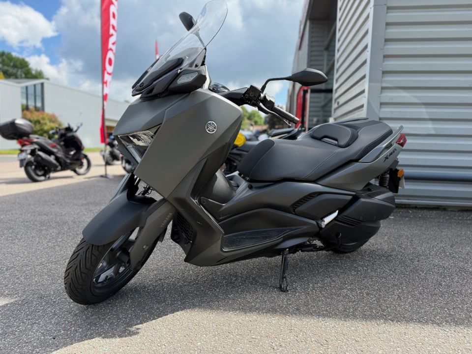YAMAHA XMAX 300 0