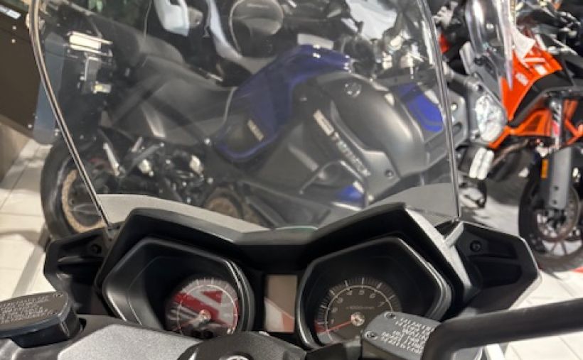 YAMAHA XMAX 400 2
