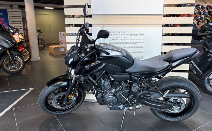 YAMAHA MT-07 3