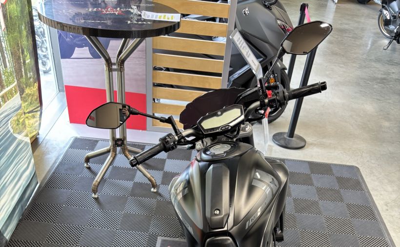 YAMAHA MT-07 4