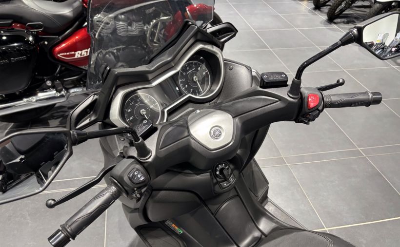 YAMAHA X-MAX 300 10