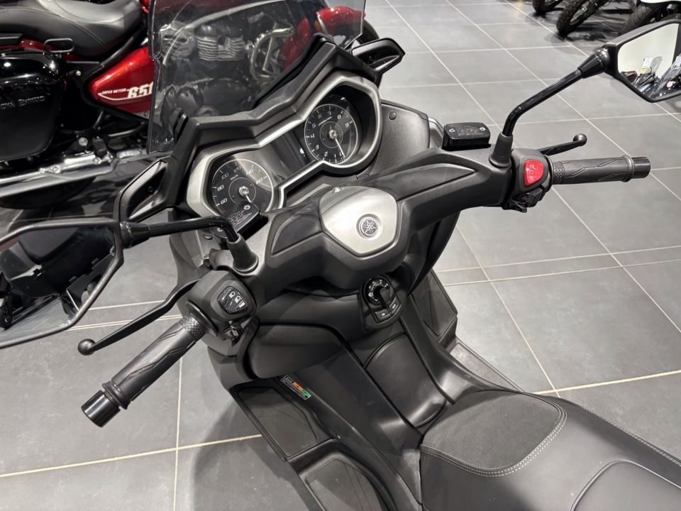 YAMAHA X-MAX 300 10