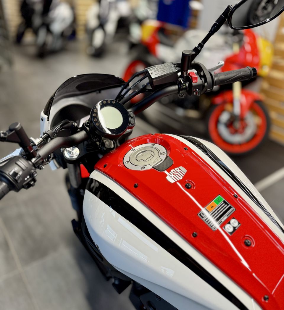 YAMAHA XSR 700 12