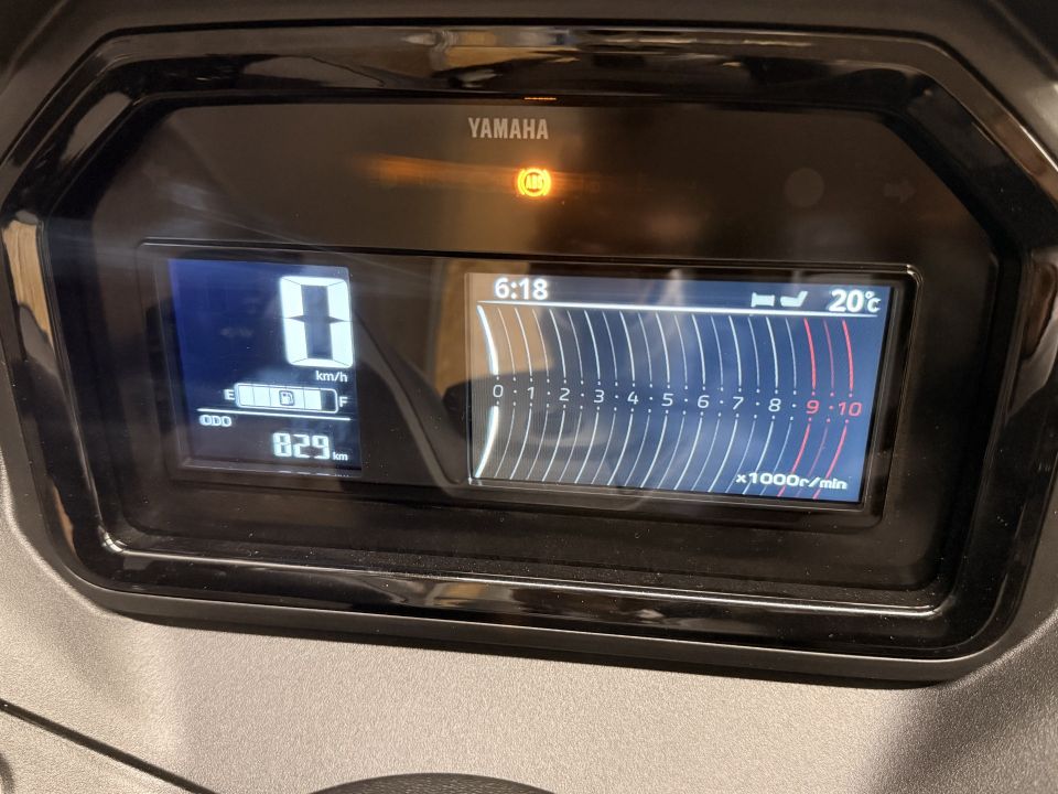 YAMAHA XMAX 300 TECH MAX + 27
