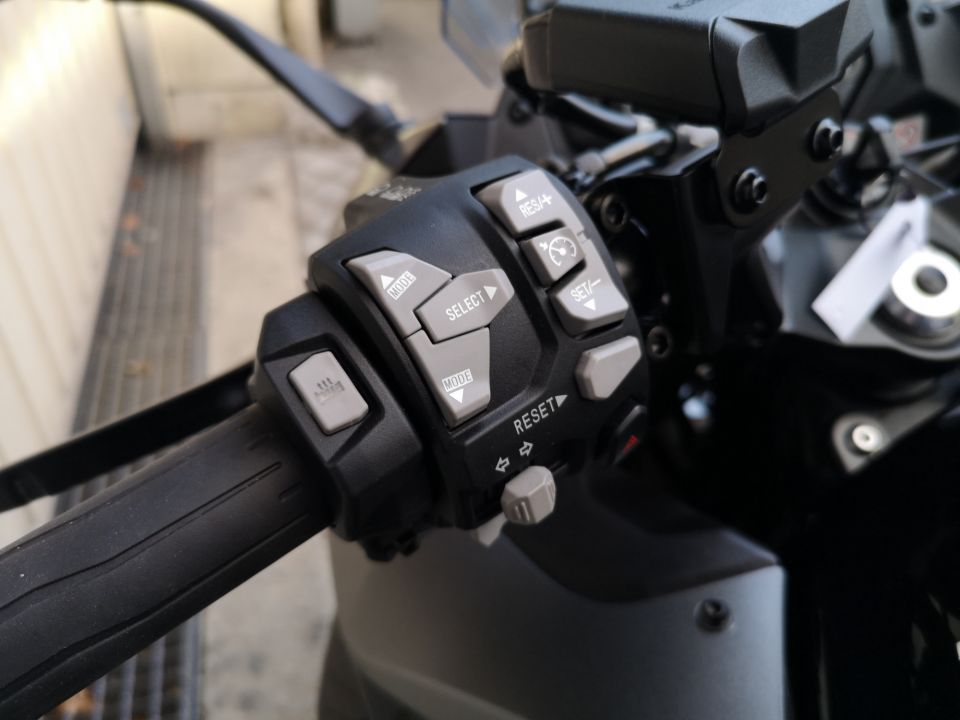 KAWASAKI NINJA 1100 SX SE 12