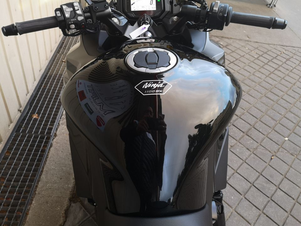 KAWASAKI NINJA 1100 SX SE 8
