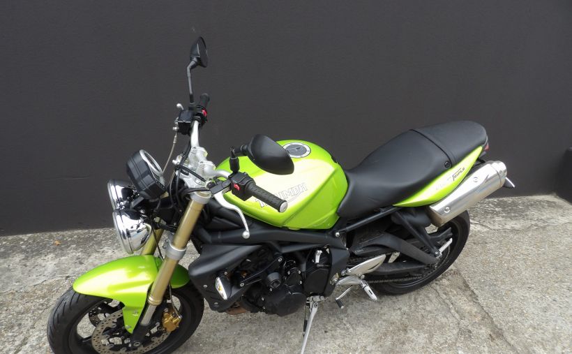 TRIUMPH STREET TRIPLE 675 4