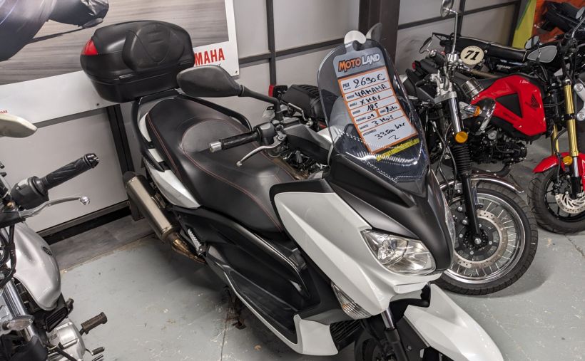 YAMAHA XMAX 125 9