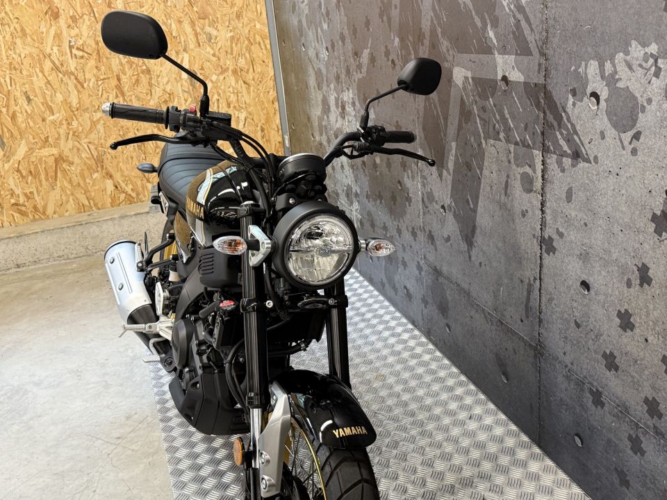 YAMAHA XSR 125 Legacy 9