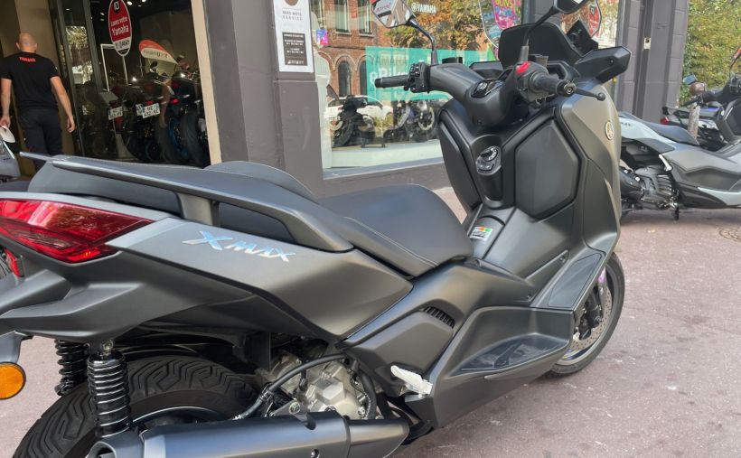 YAMAHA XMAX 300 2