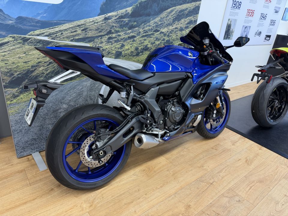 YAMAHA YZF-R7 6