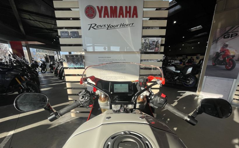 YAMAHA XSR 900 GP 4