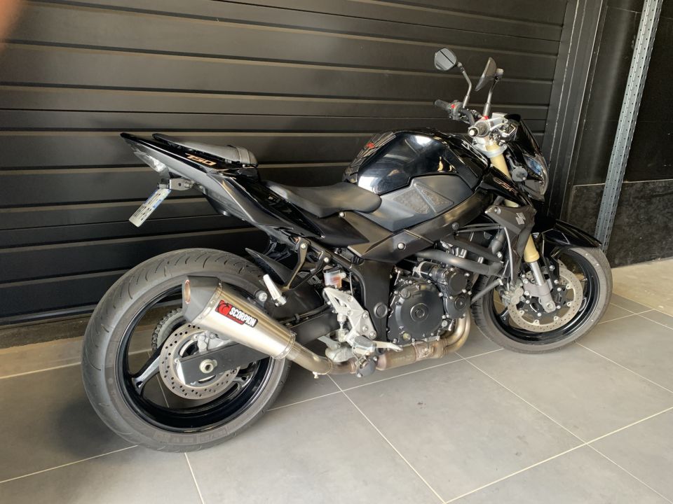 SUZUKI GSR 750 12
