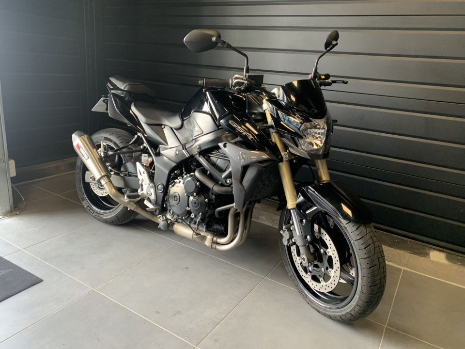 SUZUKI GSR 750 16