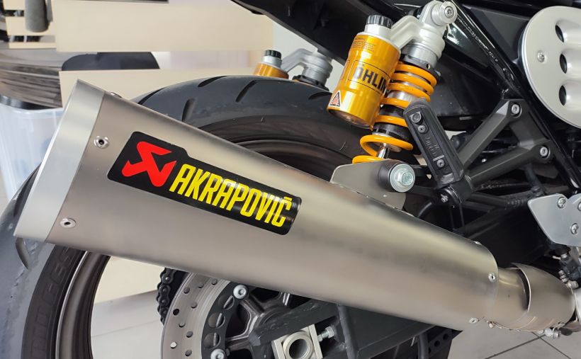 YAMAHA XJR 1300 RACER 4