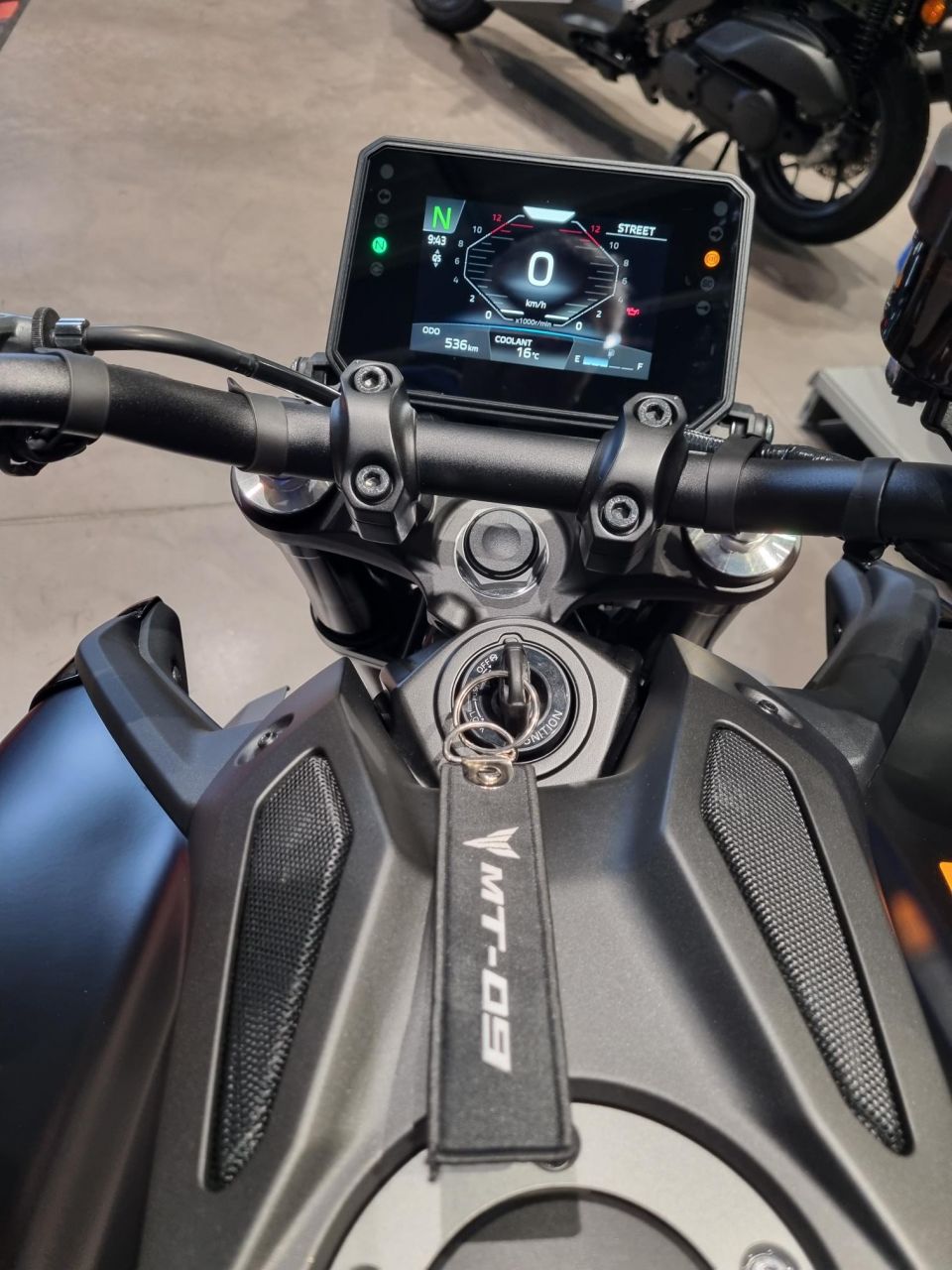 YAMAHA MT-09 4