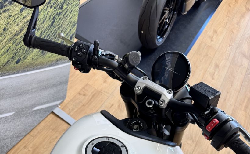 TRIUMPH TRIDENT 660 6