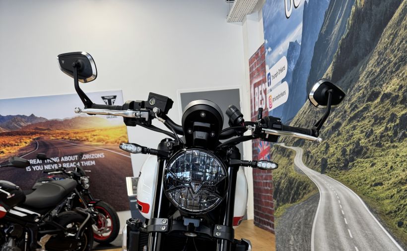 TRIUMPH TRIDENT 660 8