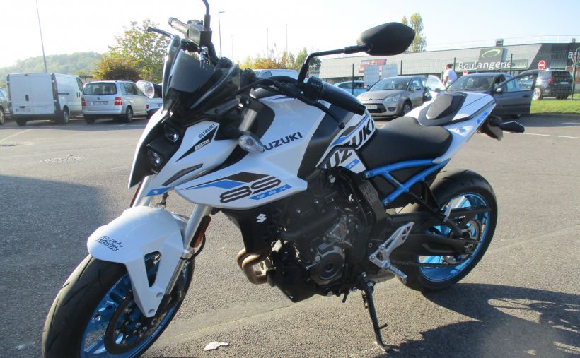 SUZUKI GSX-8S 10