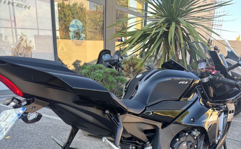 YAMAHA YZF 1000 R1 2
