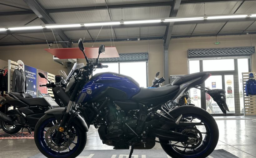 YAMAHA MT-07 4