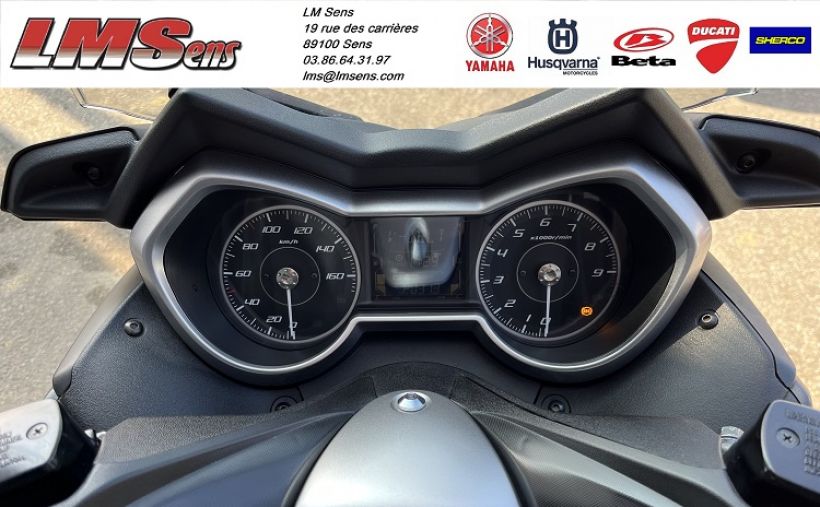YAMAHA XMAX 300 2