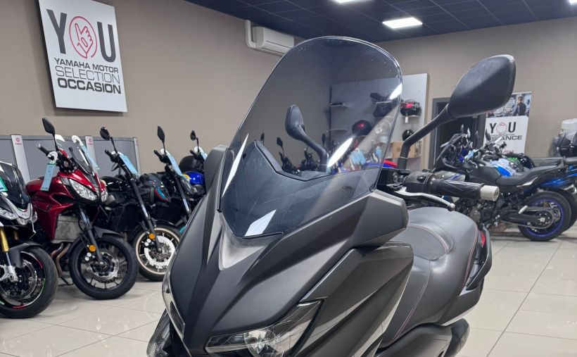 YAMAHA XMAX 125 10