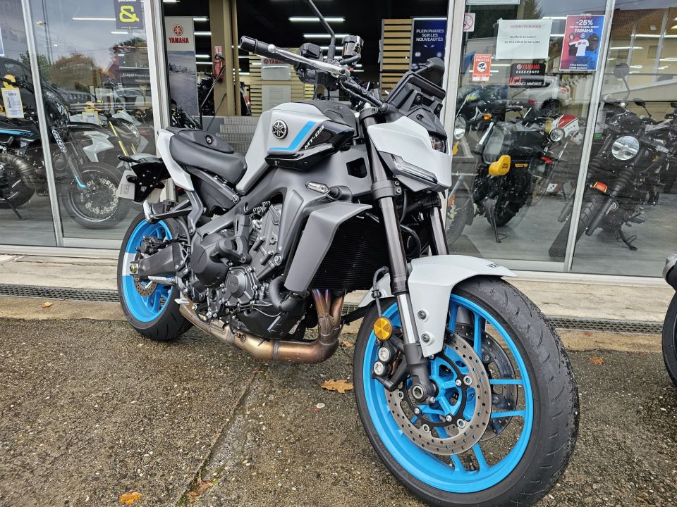 YAMAHA MT-09  Y-AMT 4