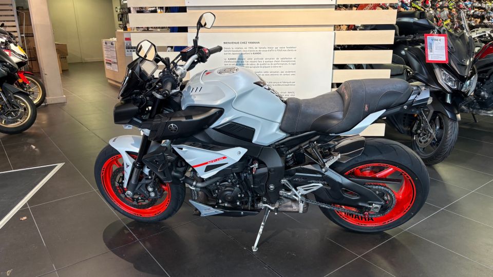YAMAHA MT-10 3