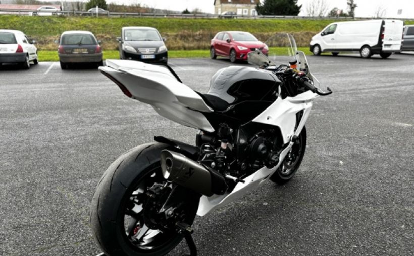 YAMAHA YZF 1000 R1 2