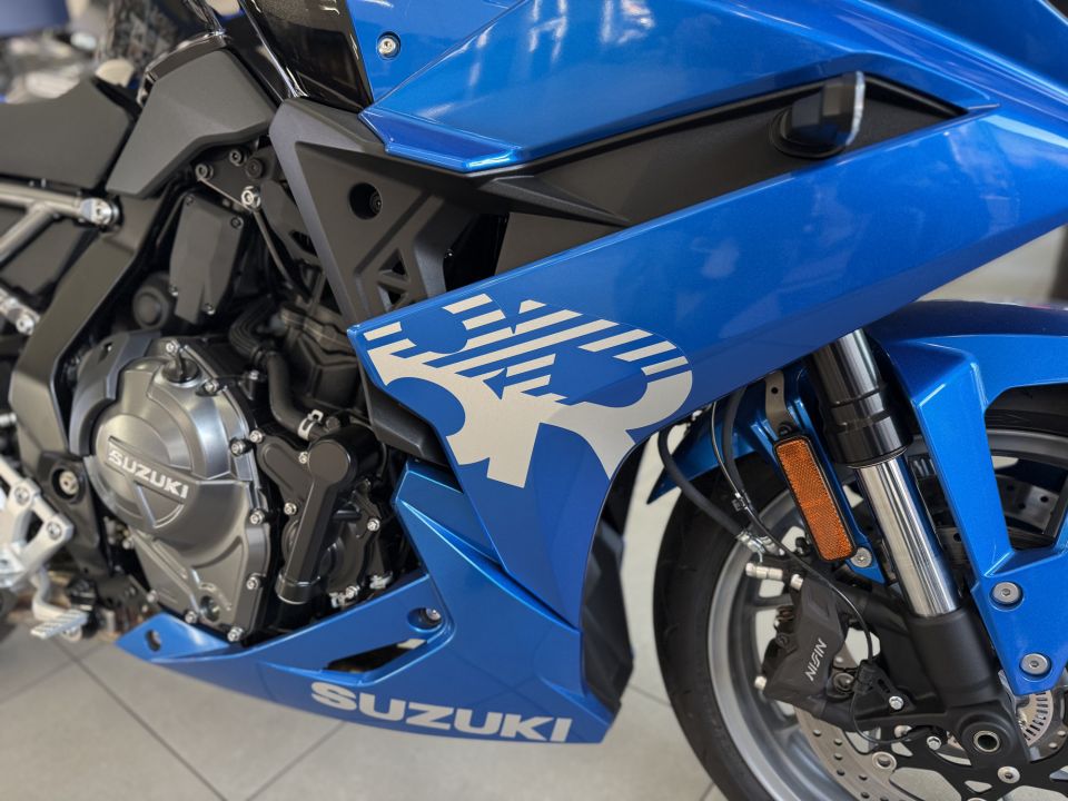 SUZUKI GSX-8R 27