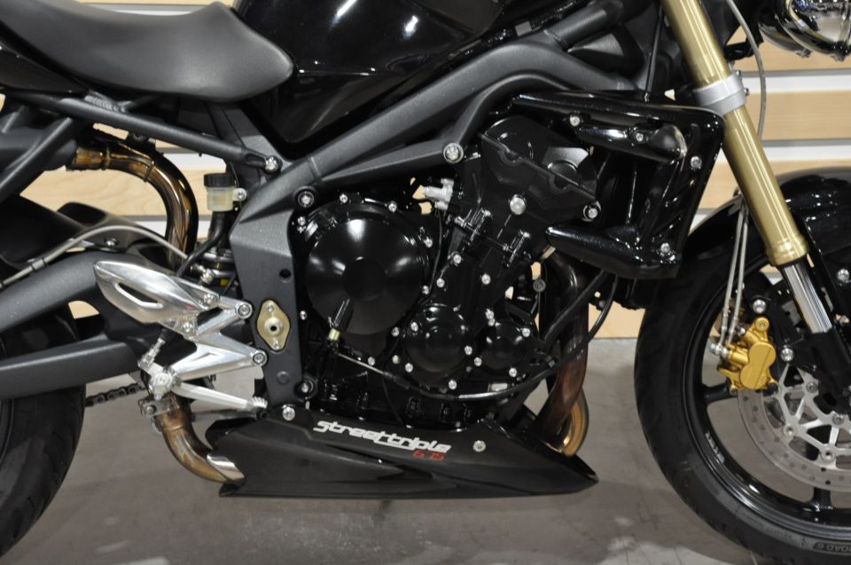 TRIUMPH STREET TRIPLE 675 1