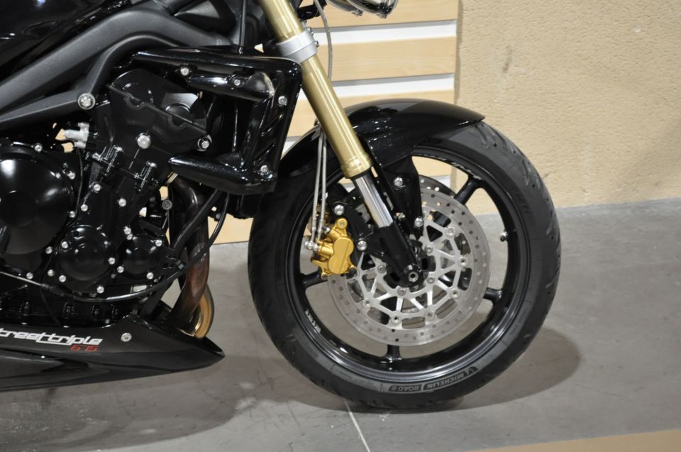TRIUMPH STREET TRIPLE 675 2