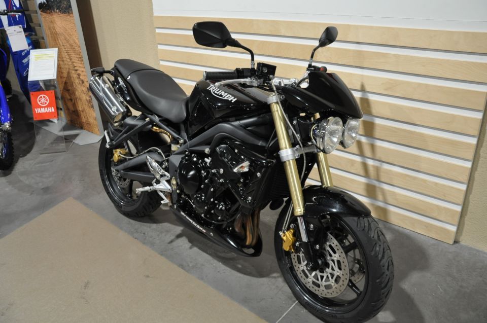 TRIUMPH STREET TRIPLE 675 6
