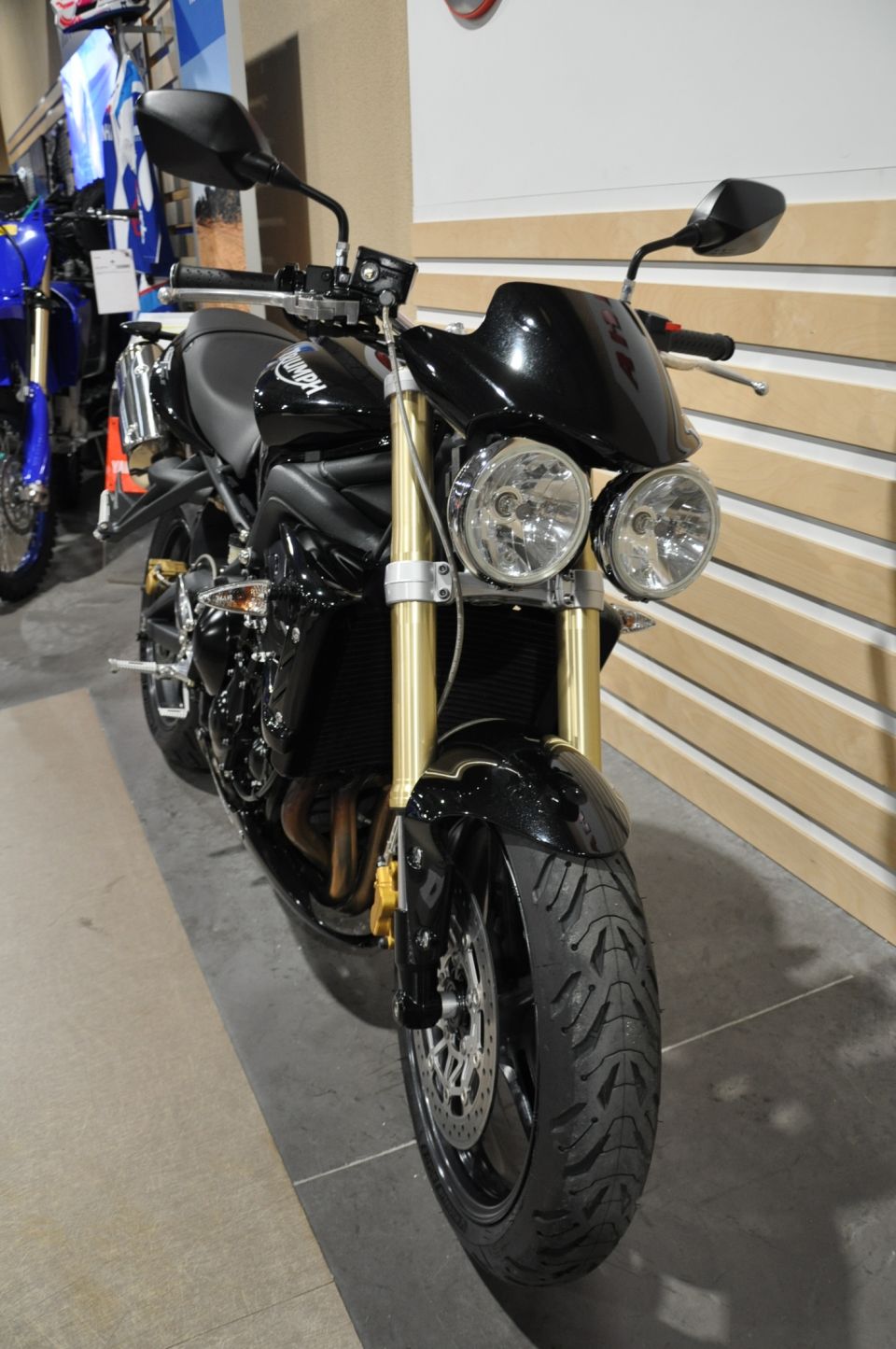 TRIUMPH STREET TRIPLE 675 7