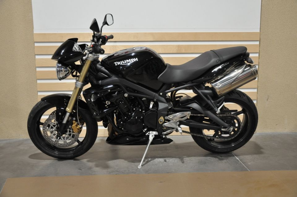 TRIUMPH STREET TRIPLE 675 8