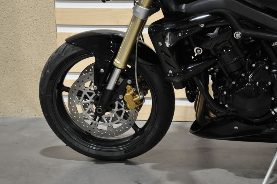 TRIUMPH STREET TRIPLE 675 10