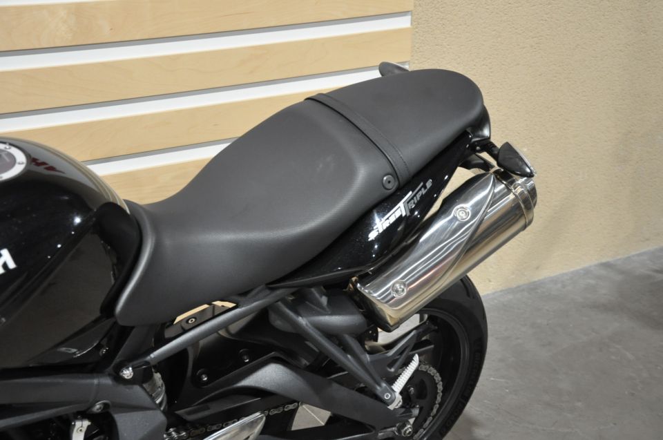 TRIUMPH STREET TRIPLE 675 12