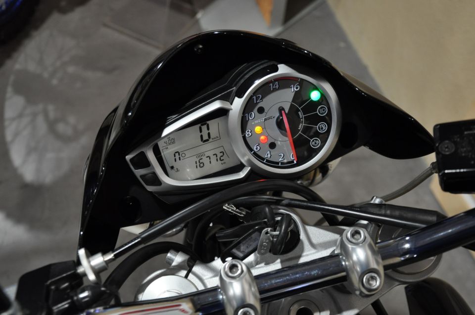 TRIUMPH STREET TRIPLE 675 15