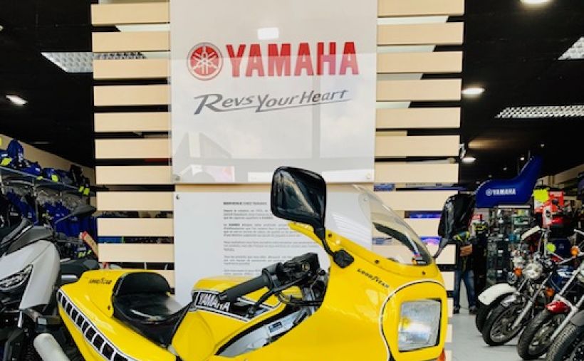 YAMAHA RD 500 LC KENNY ROBERTS REPLICA 1