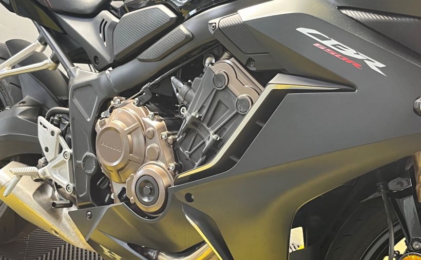 HONDA CBR 650  R 9