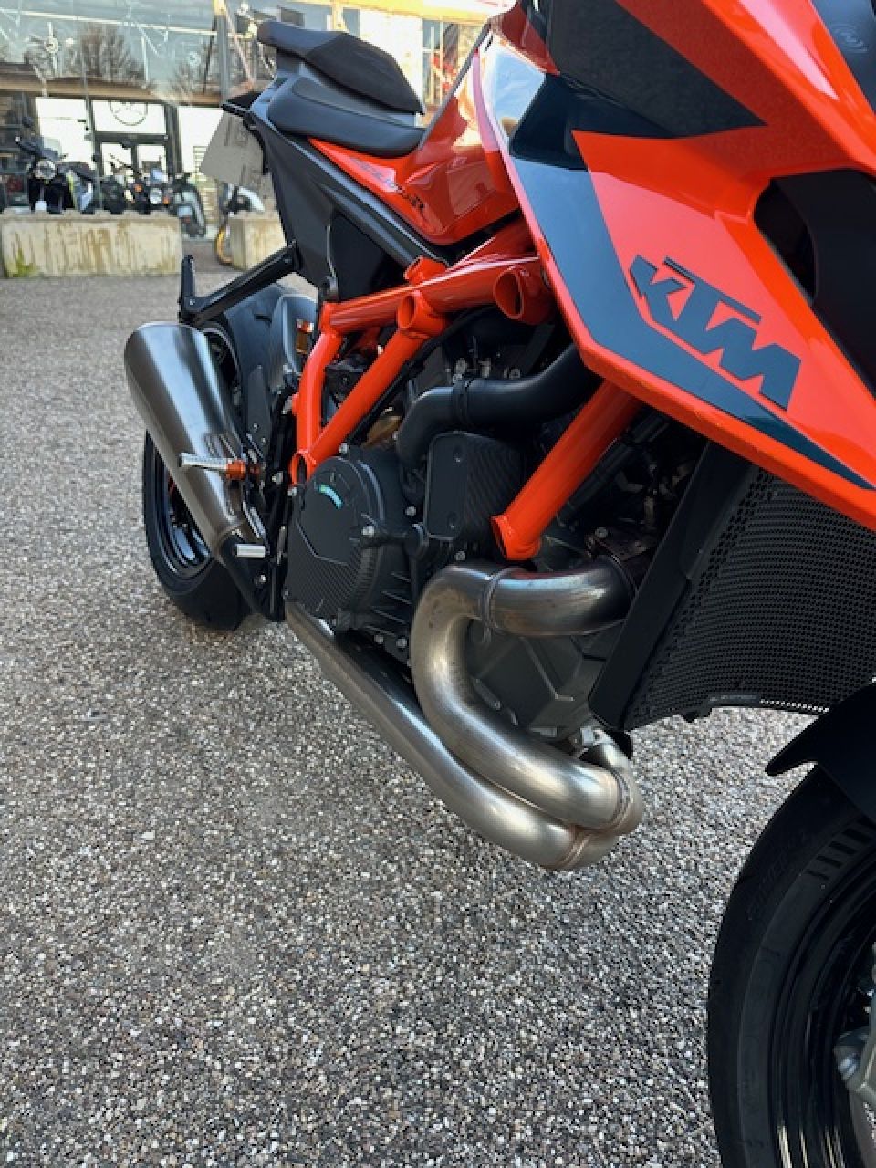 KTM 1290 SUPER DUKE R 16