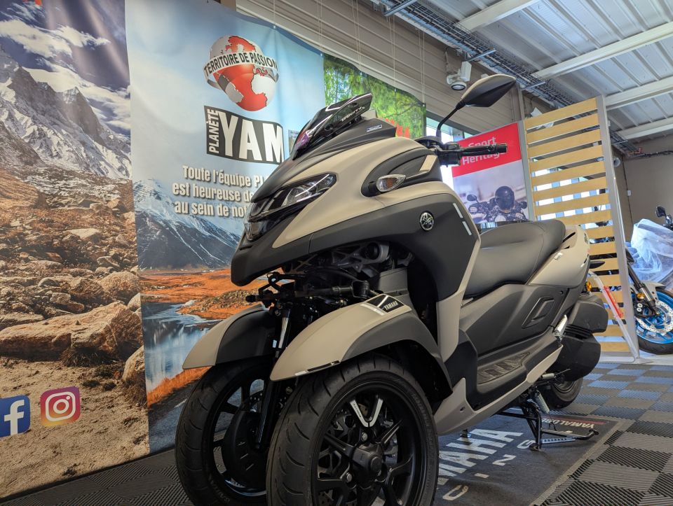 YAMAHA TRICITY 300 6